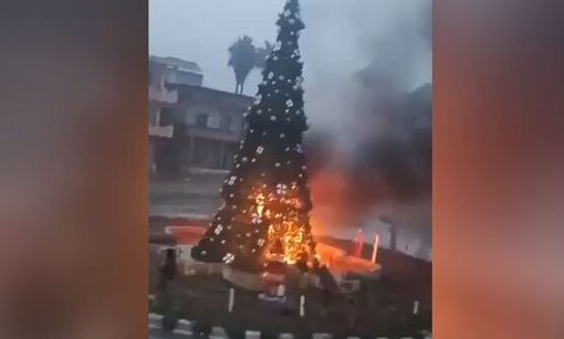 Συρία: Τζιχαντιστές έκαψαν χριστουγεννιάτικο δέντρο στη Δαμασκό – Διαδηλώσεις Ορθόδοξων Χριστιανών