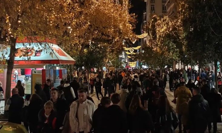 «Προσκύνημα» στην Ερμού για τα τελευταία ψώνια – Κατάμεστο το κέντρο πριν κλείσουν τα καταστήματα