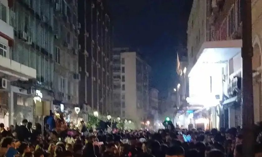 Θεσσαλονίκη: Αιματηρό επεισόδιο – Ξύλο μεταξύ νεαρών με τραυματία αιμόφυρτο και γυμνό από τη μέση