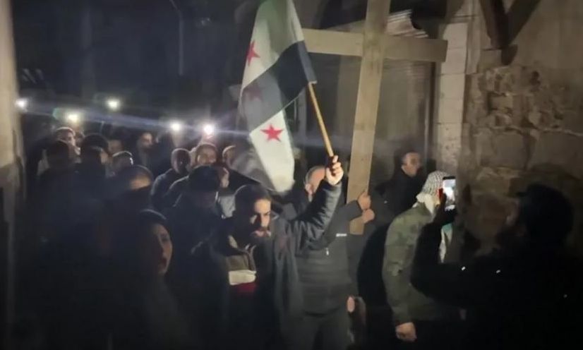 Συρία: Πρωτοφανείς σε όγκο διαδηλώσεις και από τους Αλαουίτες – Δέχτηκε επίθεση ναός τους