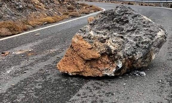 Εύβοια: Κατολίσθηση στην επαρχιακή οδό Πλατάνας-Ποταμίας λόγω έντονης βροχόπτωσης