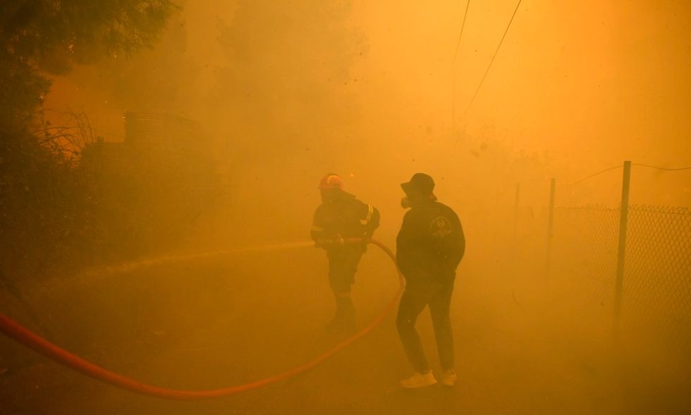 2025: 7 ανατριχιαστικές προφητείες για τη νέα χρονιά από τον «ζωντανό Νοστράδαμο»
