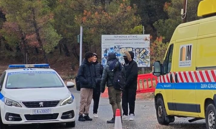Πυκνή ομίχλη στην Πάρνηθα: Κλειστός ο δρυμός και από τον δρόμο και από το τελεφερίκ