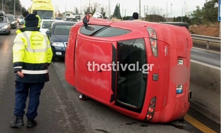 Θεσσαλονίκη: Ανατροπή οχήματος με δύο ανήλικα στον περιφερειακό