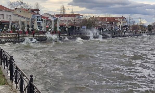 Ιωάννινα: Η λίμνη Παμβώτιδα «αγρίεψε» – Τα κύματα βγήκαν στη στεριά