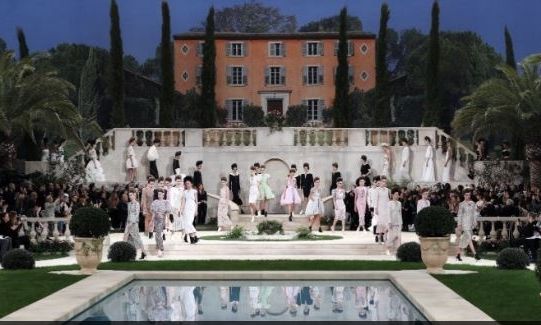 Vogue: Φαντασμαγορική έκθεση για την ιστορία της μόδας στο Λονδίνο