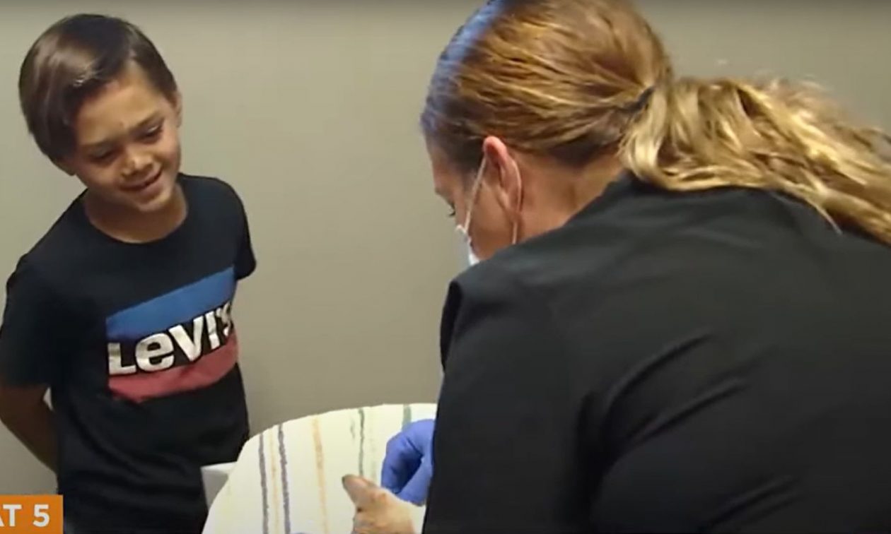 ΗΠΑ: Αγόρι έσωσε γατάκι από παιδιά που το ενοχλούσαν – Αντάλλαξε το σκέιτμπορντ του για να το πάρει