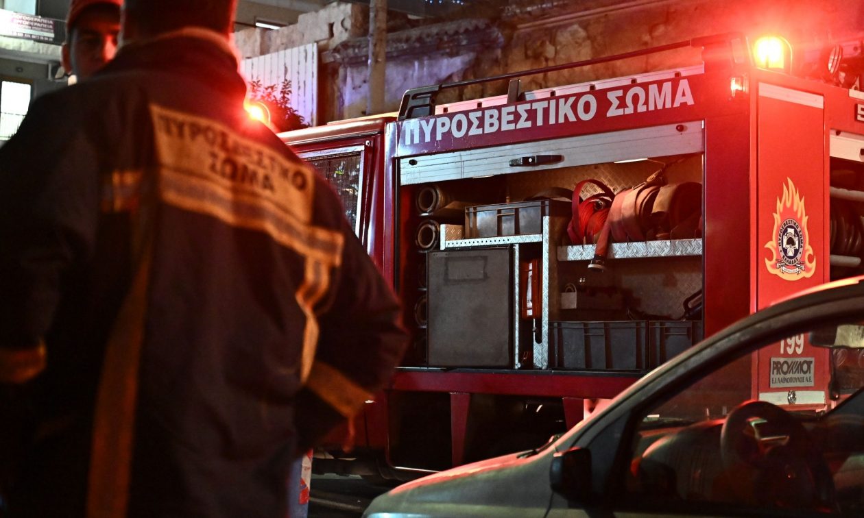 Φωτιά σε εγκαταλελειμμένο κτίριο στο κέντρο της Αθήνας – Κλειστή η Πειραιώς