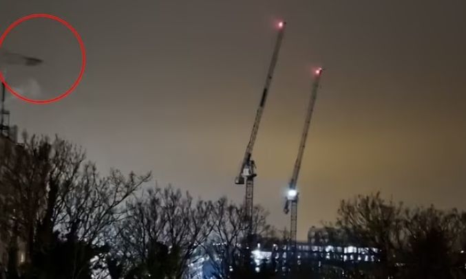 Παράξενη στιγμή: Απόκοσμα μαύρα σχήματα στον ουρανό σπέρνουν πανικό σε πουλιά