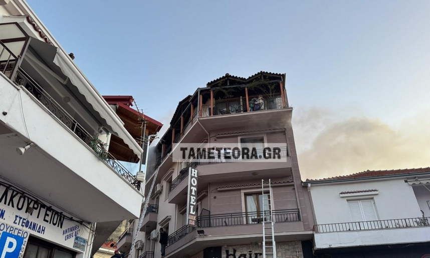 Μεγάλη φωτιά σε ξενοδοχείο της Καλαμπάκας – Μάχη για τον απεγκλωβισμό των ενοίκων