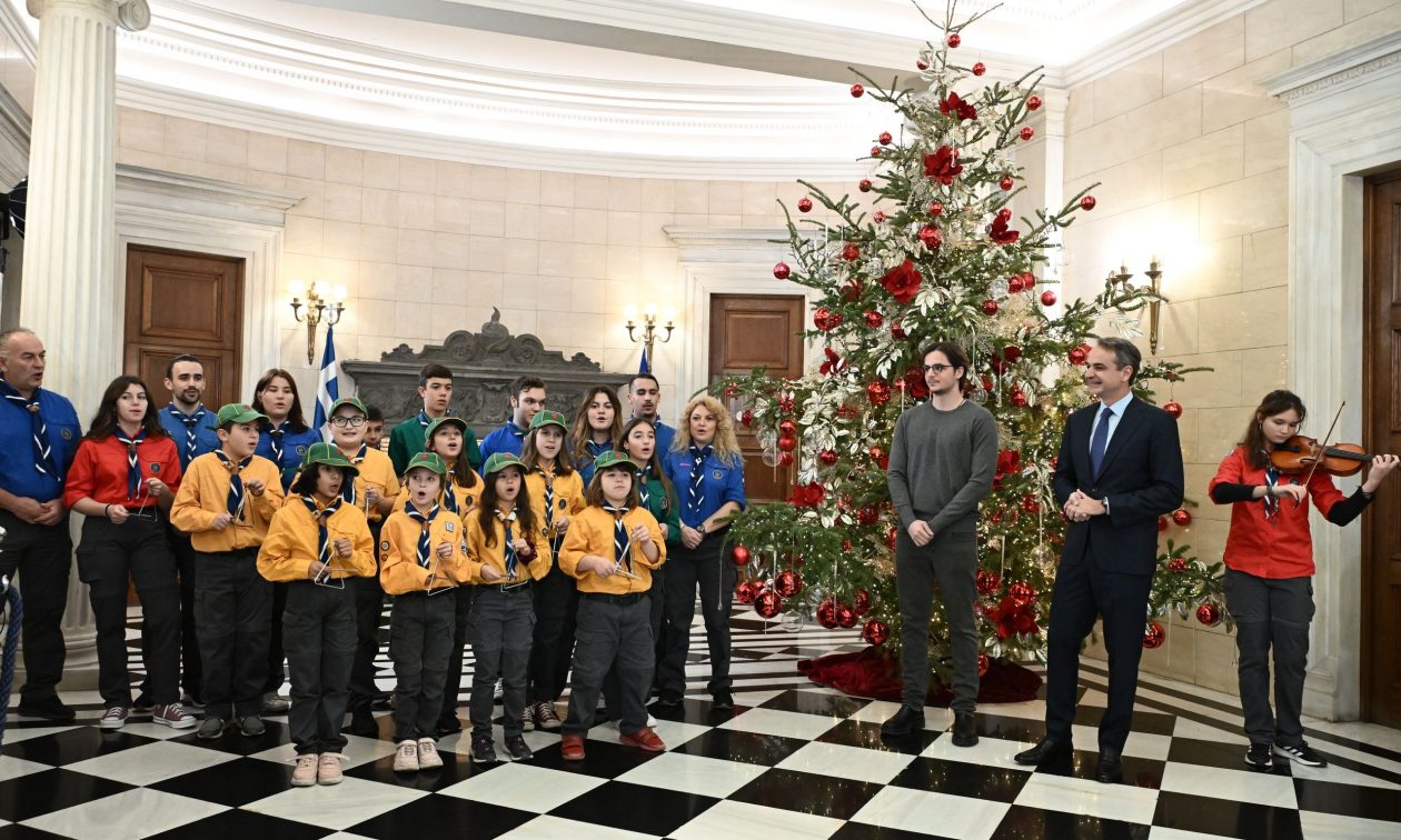 Αρχιμηνιά και αρχιχρονιά στο Μαξίμου: Τα κάλαντα στον πρωθυπουργό