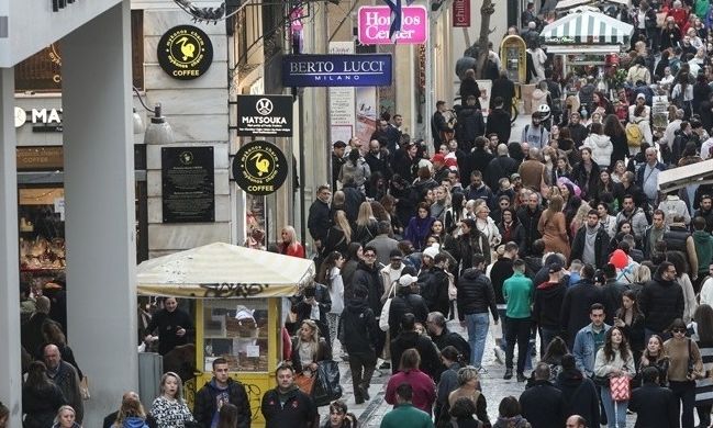 Κορυφώνεται η κίνηση στην εορταστική αγορά – Το ωράριο των καταστημάτων σήμερα