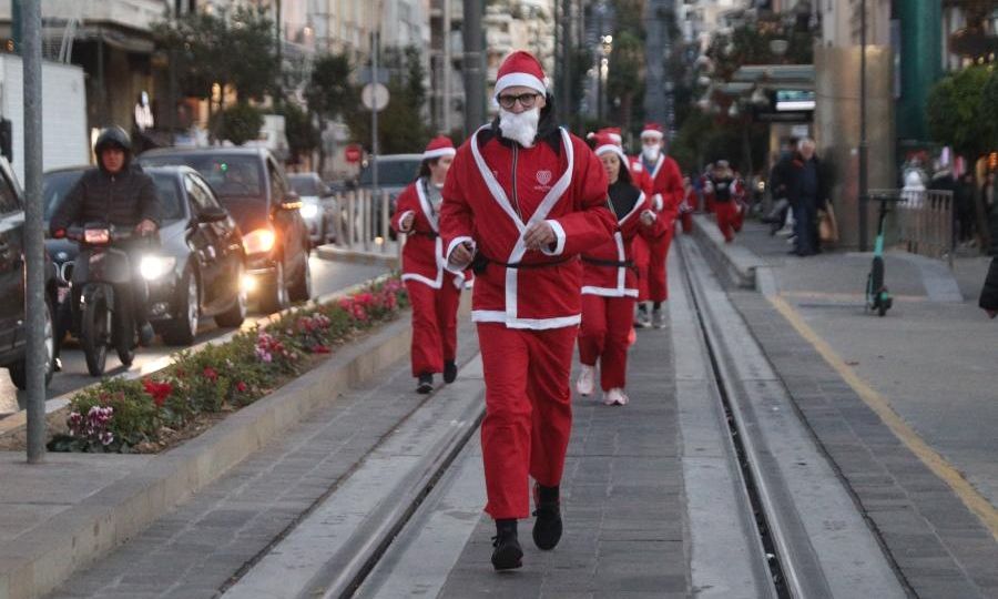 Λάρισα: Περίπατος με Αη Βασίληδες σήμερα – Θα μοιράσουν δώρα σε ανθρώπους που το χρειάζονται