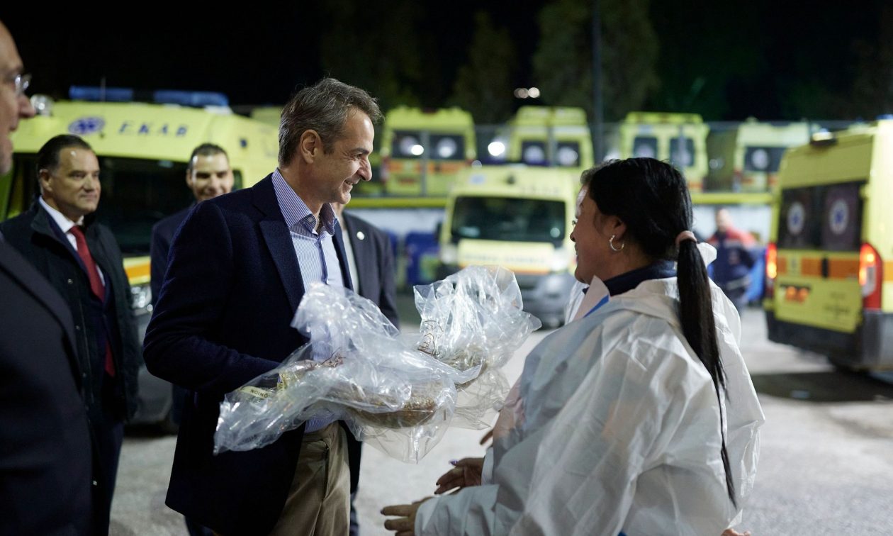 Στο Επιχειρησιακό Κέντρο του ΕΚΑΒ ο πρωθυπουργός πριν την αλλαγή του χρόνου