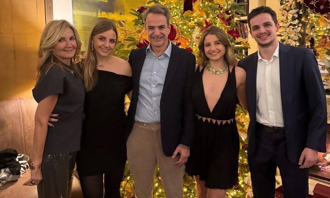 Ο Κυριάκος Μητσοτάκης ευχήθηκε «καλή χρονιά» με μία οικογενειακή φωτογραφία