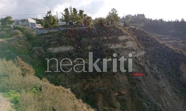 Συναγερμός στο Ηράκλειο: Άνδρας έπεσε σε γκρεμό στη Λοφούπολη