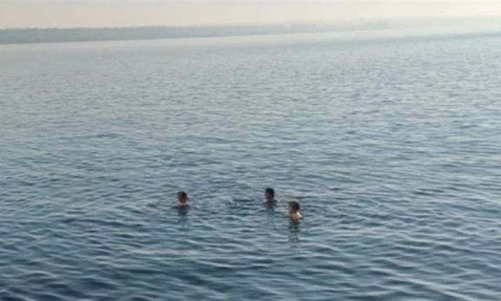 Θεσσαλονίκη: Φοιτήτριες από Βέλγιο, Πορτογαλία βούτηξαν στον Θερμαϊκό για το πρώτο μπάνιο του 2025