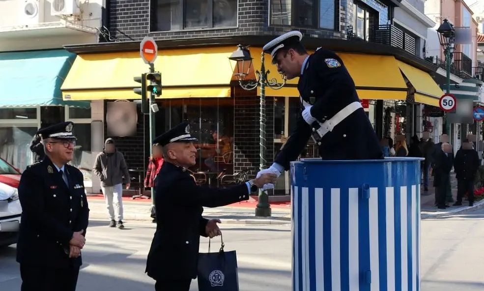 Βόλος: Συμβολική προσφορά δώρων σε τροχονόμο