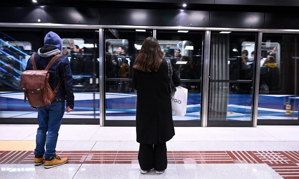 Μετρό Θεσσαλονίκης: Χάος για ένα εισιτήριο – Εκτός λειτουργίας τα μηχανήματα