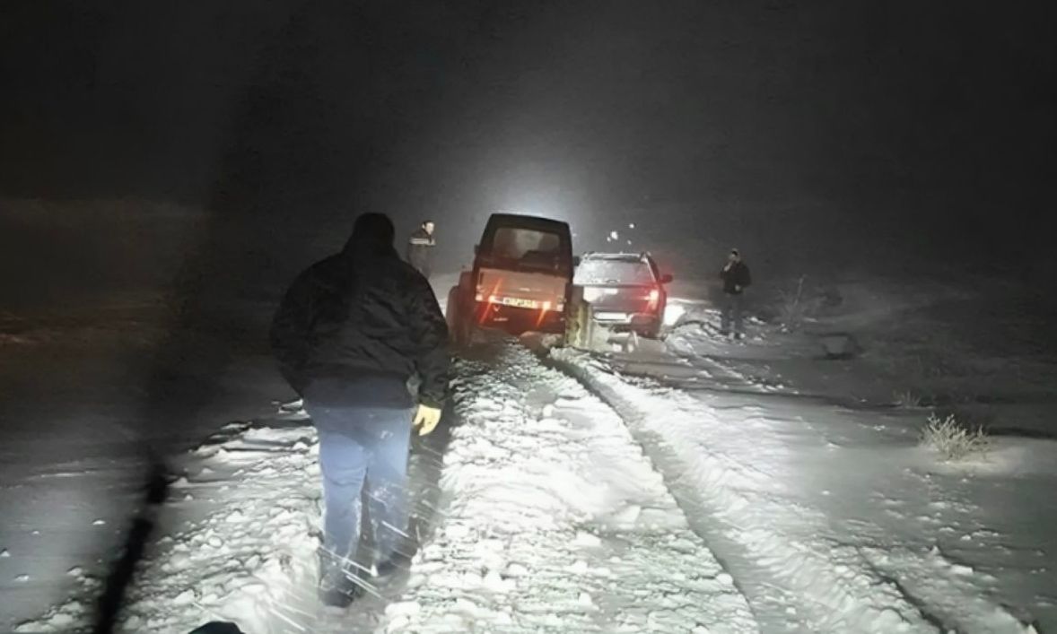 Λάρισα: Δύσκολες ώρες για οικογένεια με μικρό παιδί στα χιόνια – Μεγάλη επιχείρηση διάσωσης