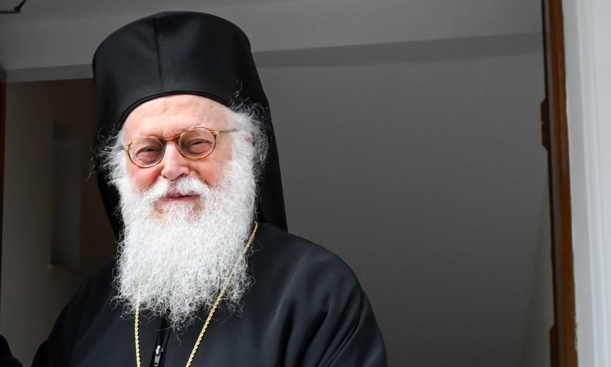 Ο Αρχιεπίσκοπος Αλβανίας Αναστάσιος μεταφέρεται εκτάκτως στην Αθήνα για νοσηλεία