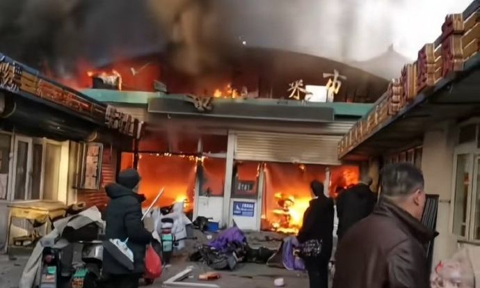 Κίνα: Τουλάχιστον 8 νεκροί και 15 τραυματίες από πυρκαγιά σε αγορά τροφίμων