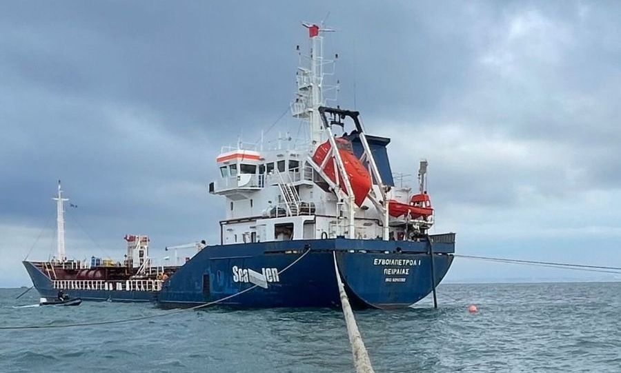 Χίος: Ξαφνικό πρόβλημα με την τροφοδοσία του νησιού – Δεν «δένει» στο λιμάνι το δεξαμενόπλοιο