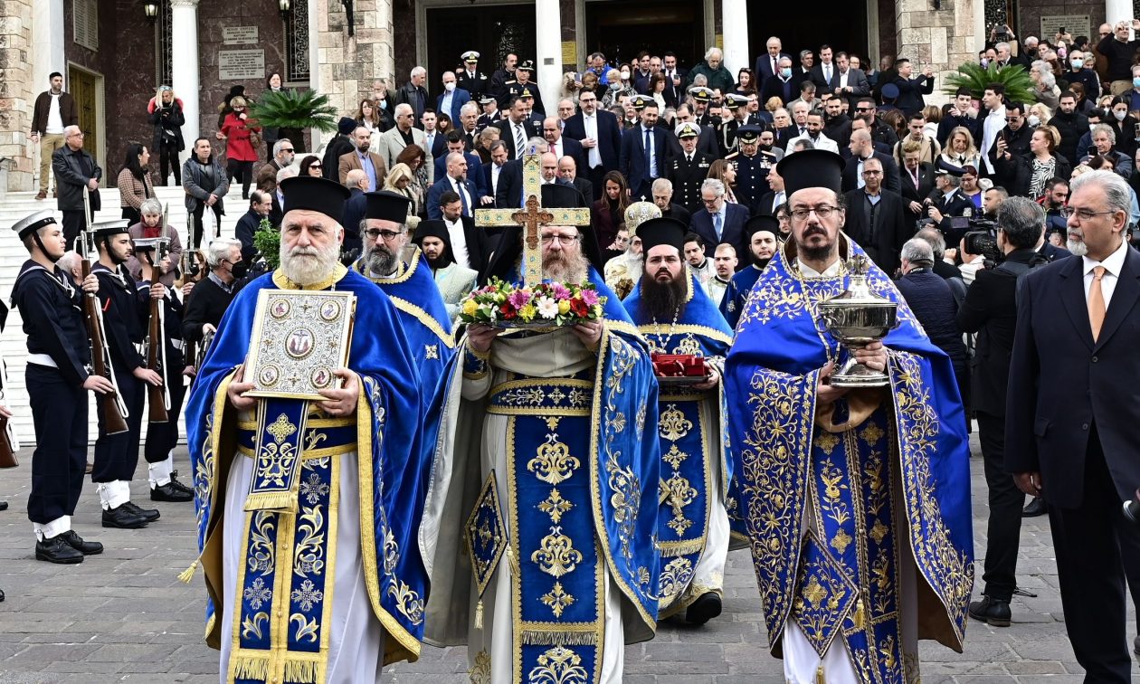 Θεοφάνεια: Από τα «Ρουγκάτσια» μέχρι τους «Μωμόγερους» – Τα πιο περίεργα έθιμα σε όλη την Ελλάδα