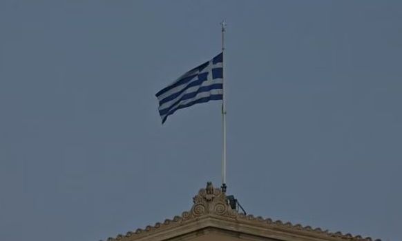 Εθνικό πένθος για τον Κώστα Σημίτη – Μεσίστιες οι σημαίες στα δημόσια κτίρια (vid)