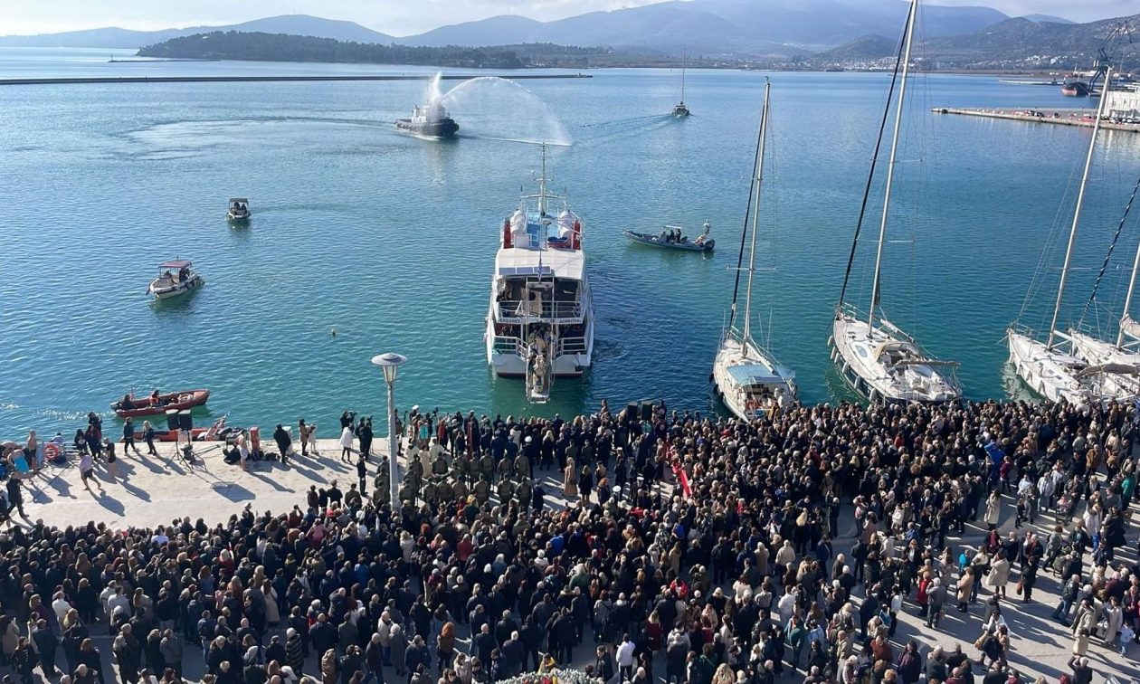 Θεοφάνια: Ο 19χρονος Γιάννης Λιάκος έπιασε τον Σταυρό στο λιμάνι του Βόλου