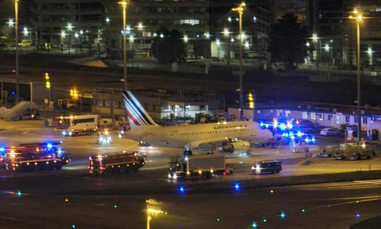 Πανικός σε πτήση: Ξαφνική αποσυμπίεση έριξε τις μάσκες οξυγόνου, αναγκαστική προσγείωση