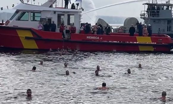 Θεσσαλονίκη: Μίνι ένταση στη ρίψη του Τιμίου Σταυρού – Είχαν κανονίσει να τον πιάσει 11χρονος