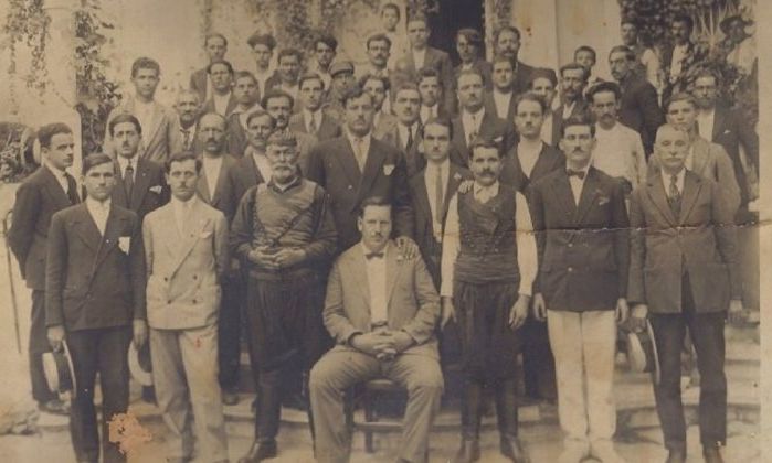 Mια ιστορική φωτογραφία με τους… 45 Γιάννηδες των Χανίων – Πώς βγήκε η παροιμιώδης φράση