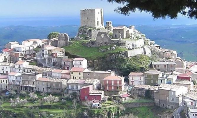 Απίστευτο: Χωριό της Ιταλίας απαγορεύει στους κατοίκους να αρρωσταίνουν