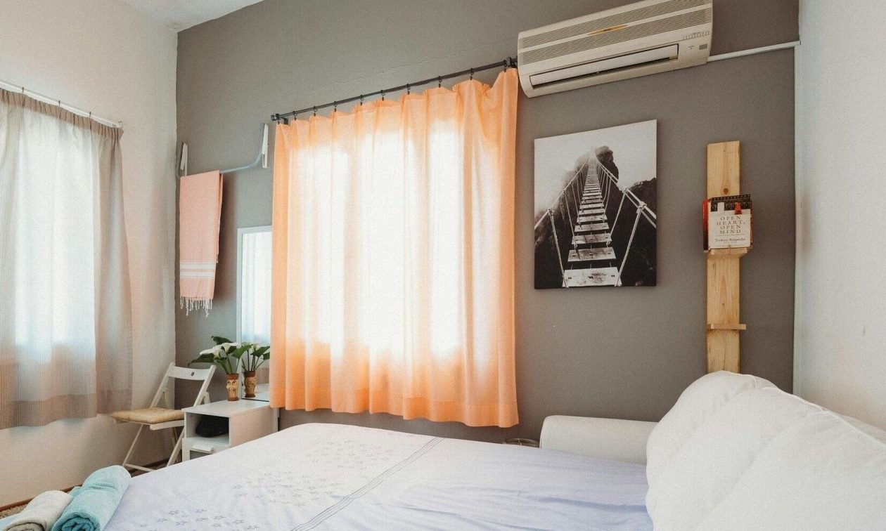 Στη Βουλή το νομοσχέδιο για τα Airbnb – Όλες οι αλλαγές στη βραχυχρόνια μίσθωση