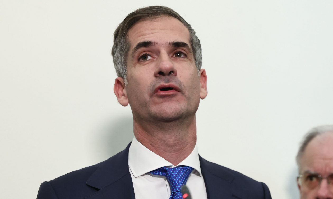 Κώστας Μπακογιάννης: Οργή κατά Δούκα για την αποκομιδή των σκουπιδιών μέσα στις γιορτές