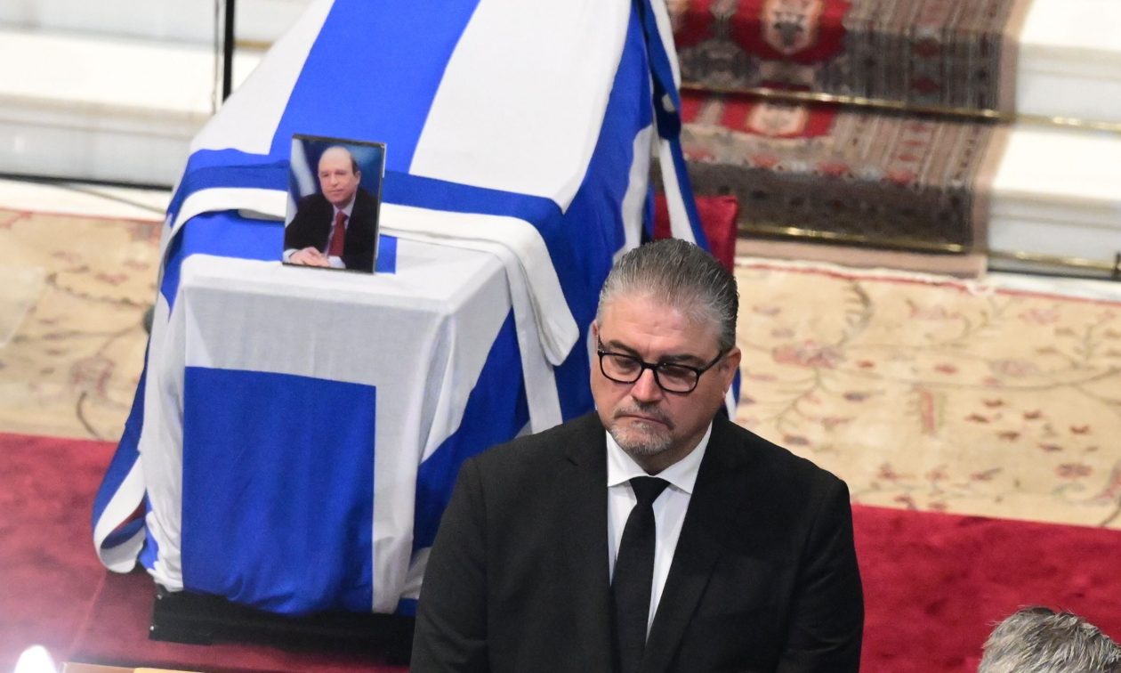 Κώστας Σημίτης: «Βράχος» δίπλα στο φέρετρό του ο σωματοφύλακάς του