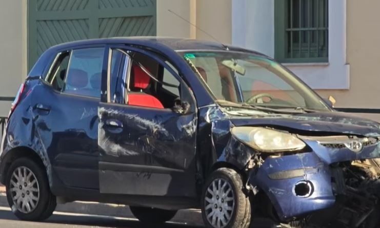 Σοβαρό τροχαίο στην Πειραιώς – ΙΧ αναποδογύρισε και κατέληξε στα κάγκελα για τους πεζούς (vid)