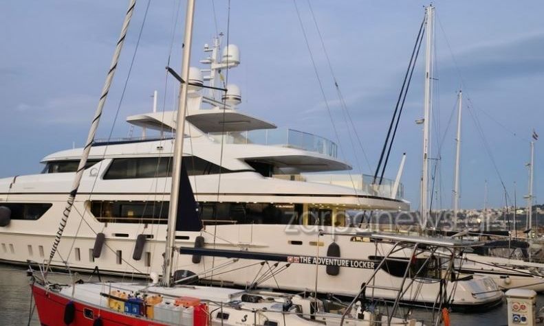 Χανιά: Πολυτελές γιοτ τραβάει τα βλέμματα στο Ενετικό Λιμάνι – Το εσωτερικό του θυμίζει βίλα
