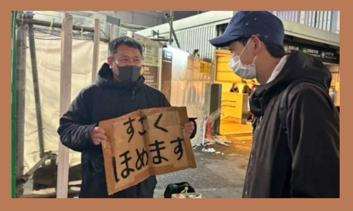 «Θείος Έπαινος»: Ένας άντρας βγάζει τα προς το ζην κάνοντας… κοπλιμέντα σε άγνωστους
