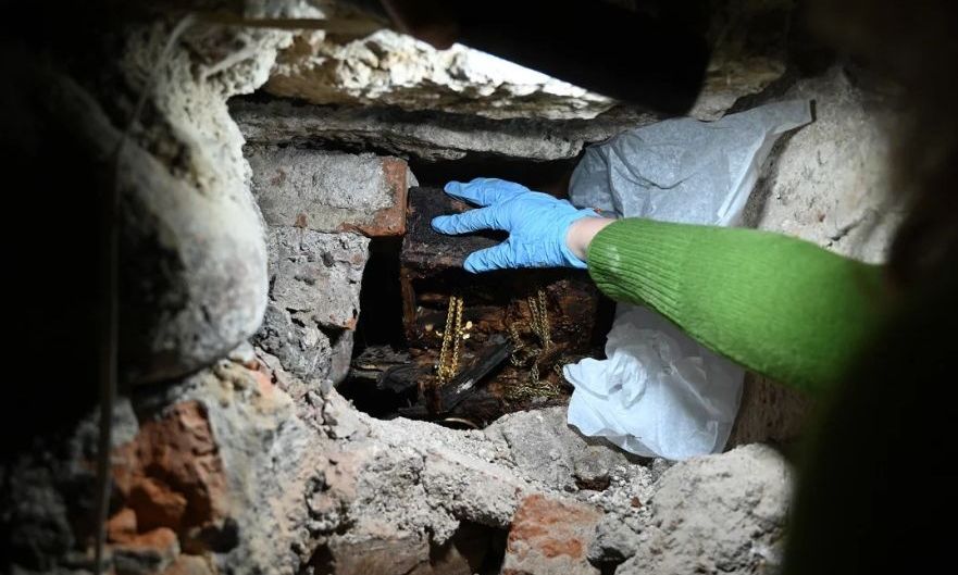 Βασιλικοί θησαυροί κρυμμένοι από τον Β’ Παγκόσμιο Πόλεμο ανακτήθηκαν από καθεδρικό ναό