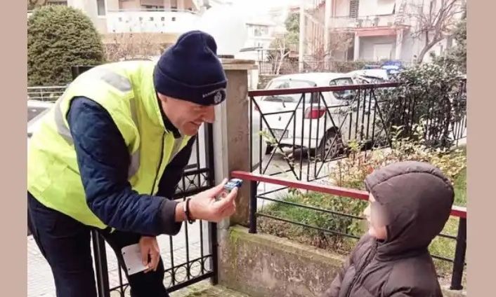 Σέρρες: Παιδάκι έχασε το αυτοκινητάκι του – Το βρήκαν και το επέστρεψαν Αστυνομικοί
