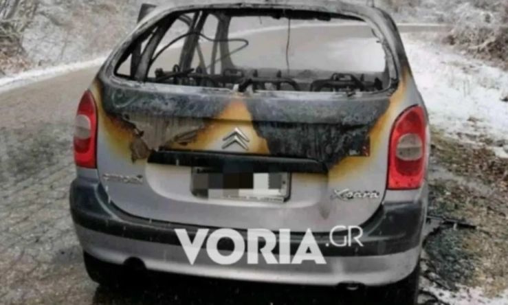 Αυτοκίνητο πήρε φωτιά στον δρόμο για το χιονοδρομικό κέντρο 3-5 Πηγάδια