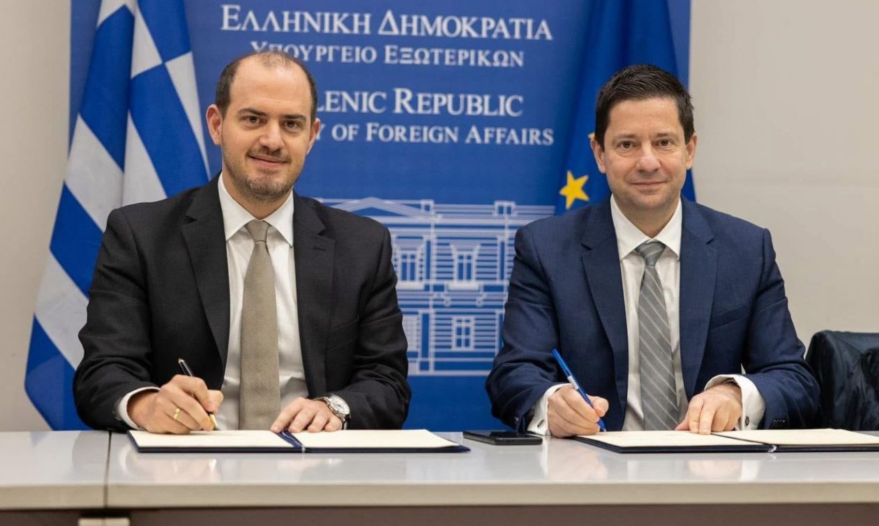 Πρωτόκολλο συνεργασίας Υπουργείου Εξωτερικών-Πανεπιστημίου Αθηνών υπέγραψαν Κώτσηρας και Σιάσος