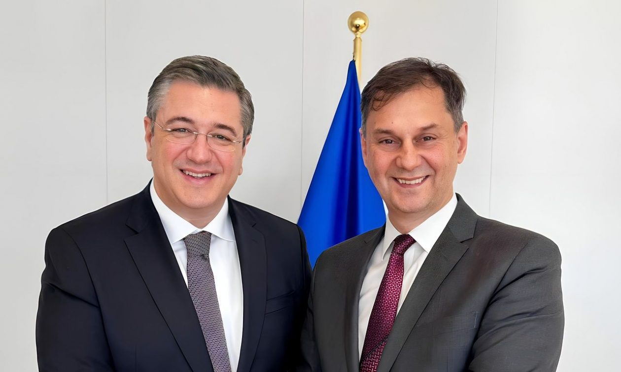 Συνάντηση του Χάρη Θεοχάρη με τον Ευρωπαίο Επίτροπο Απόστολο Τζιτζικώστα