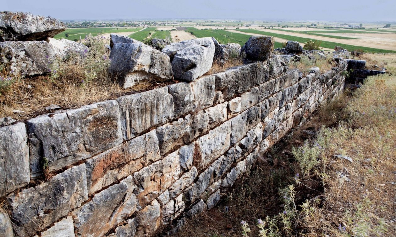 Σε εξέλιξη η αποκατάσταση της Ακρόπολης της Αρχαίας Πέλιννας – Από εκεί πέρασε ο Μέγας Αλέξανδρος