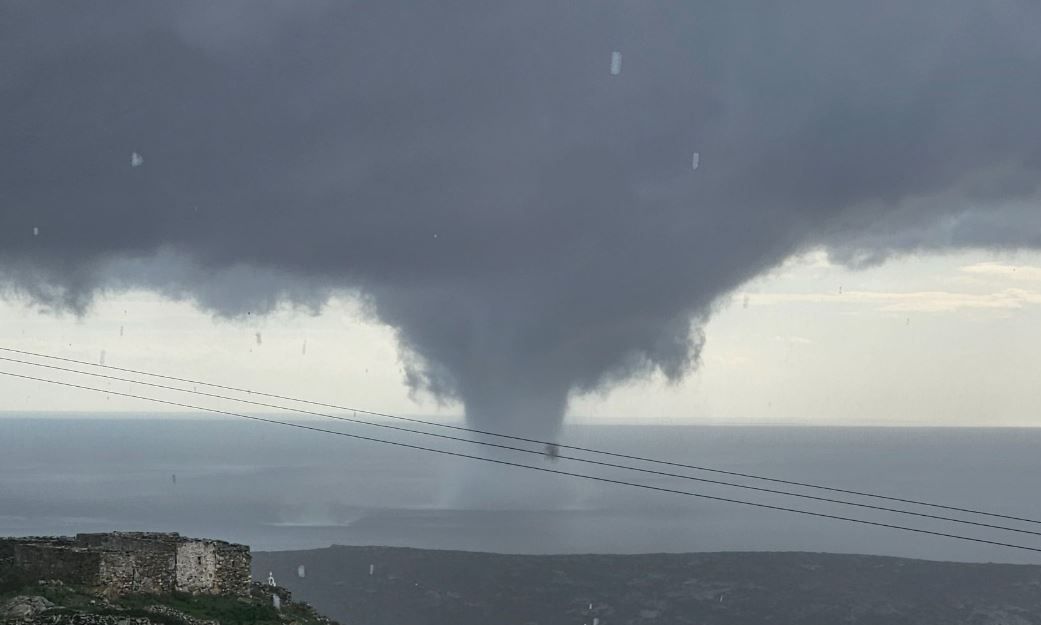 Κακοκαιρία: Υδροστρόβιλος «σάρωσε» τη Φολέγανδρο – Εντυπωσιακό βίντεο ντοκουμέντο