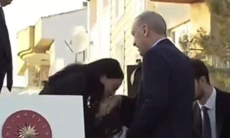 Ερντογάν: Boυλευτής και πρώην εστεμμένη φίλησε το χέρι του «σουλτάνου» και…πήρε «χαρτζιλίκι»