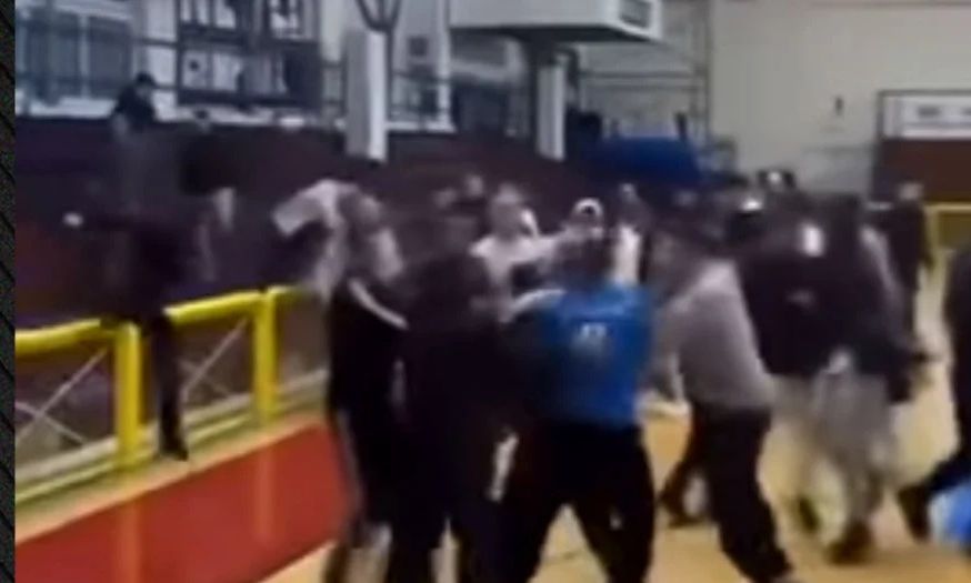 Ηράκλειο: Βίντεο ντοκουμέντο από το άγριο ξύλο μεταξύ μαθητών σε αγώνα μπάσκετ – «Τον ξάπλωσε»