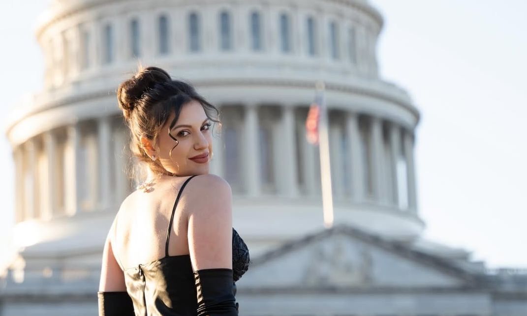 Angelina Alexon: Η Ελληνοαμερικανίδα ποπ σταρ που «μάγεψε» τον Τραμπ – Τραγούδησε σε πριβέ πάρτι του